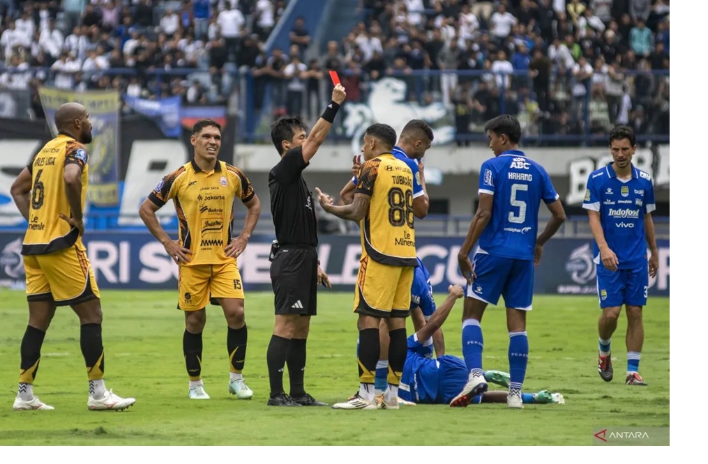 Wasit Ko Hyungjin (ketiga kiri) memberikan kartu merah kepada pesepak bola Persija Jakarta Bruno Nunes De Barros (ketiga kanan).