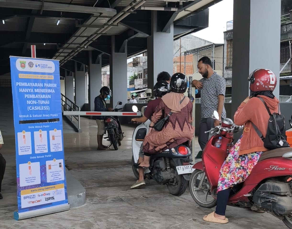 Antrean pengendara roda dua masuk ke pasar Pagi Samarinda