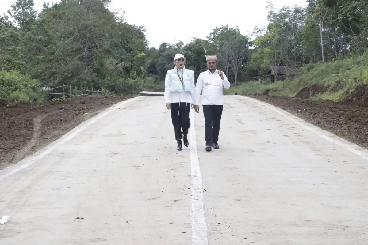 Rudy saat meninjau jalan Kubar-Mahulu