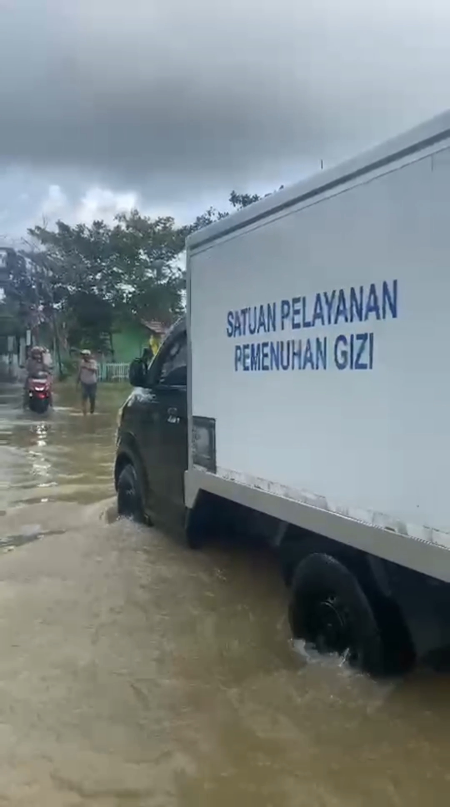 Mobil SPPG tembus banjir untuk salurkan bantuan.