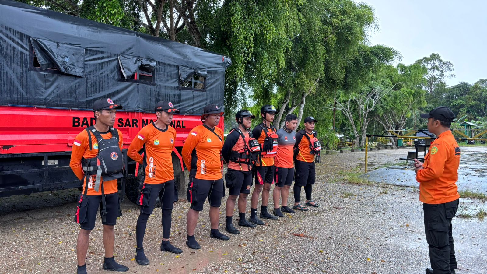 SAR bersiap melakukan pencarian.