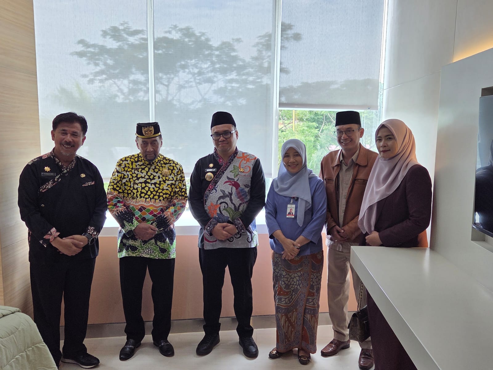 Bupati Kukar Aulia Rahman Basri bersama Sultan Kutai Kartanegara Ing Martadipura Aji Muhammad Arifin saat peresmian fasilitas RSUD AM Parikesit (Elmo/Prokal.co)