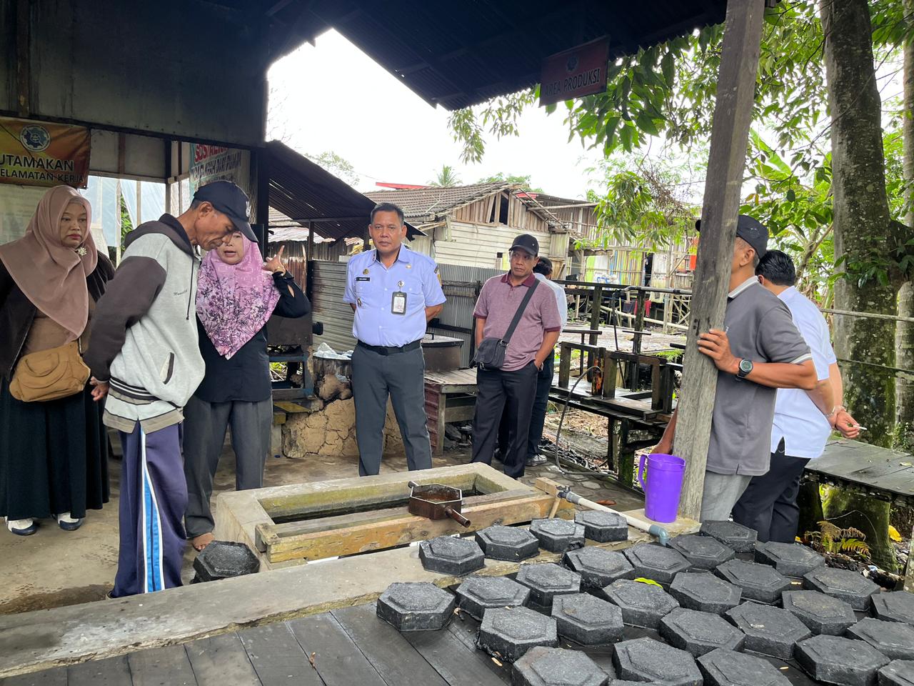 Petugas kecamatan saat studi ke Separi, Kukar.(HO/Camat Samarinda Ulu)
