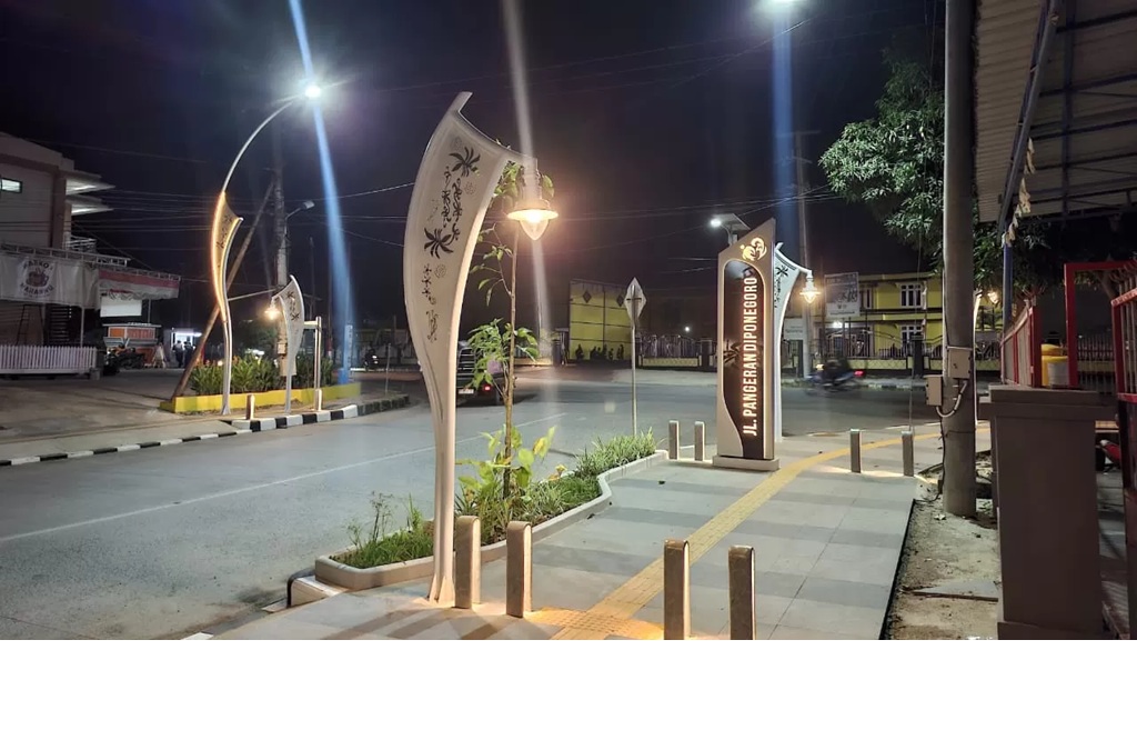 Proyek PJU di Jalan Diponegoro, Tanjung Redeb, dinilai berdempetan dan memboroskan anggaran. (BERAU POST)