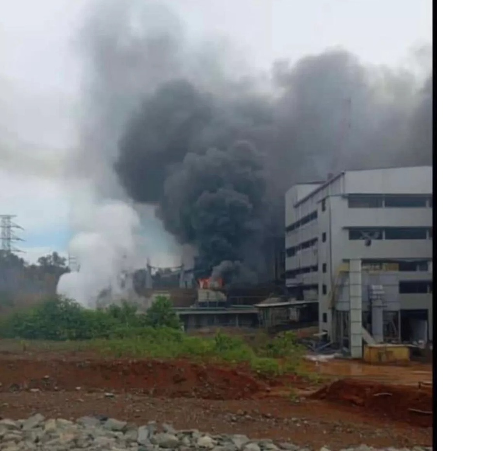 TERBAKAR: Saat terjadinya kebakaran di PT SFP di Pulau Sebuku Kotabaru. Foto: Grup Whatsapp