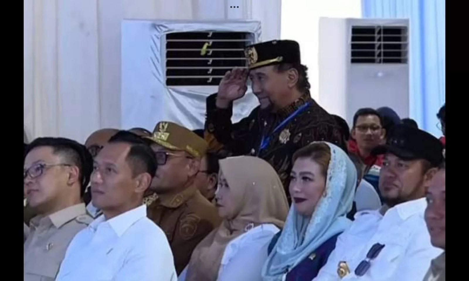 Posisi Sultan Kutai Kartanegara Ing Martadipura, Adji Muhammad Arifin pada saat peresmian kilang minyak Balikpapan menuai kontroversi.