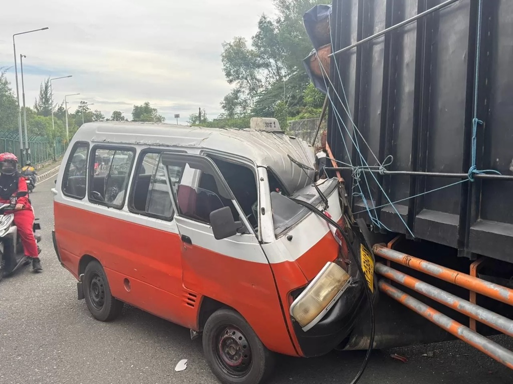 LAKALANTAS: Angkot yang menabrak truk di Jalan Minyak Balikpapan. (IST.)
