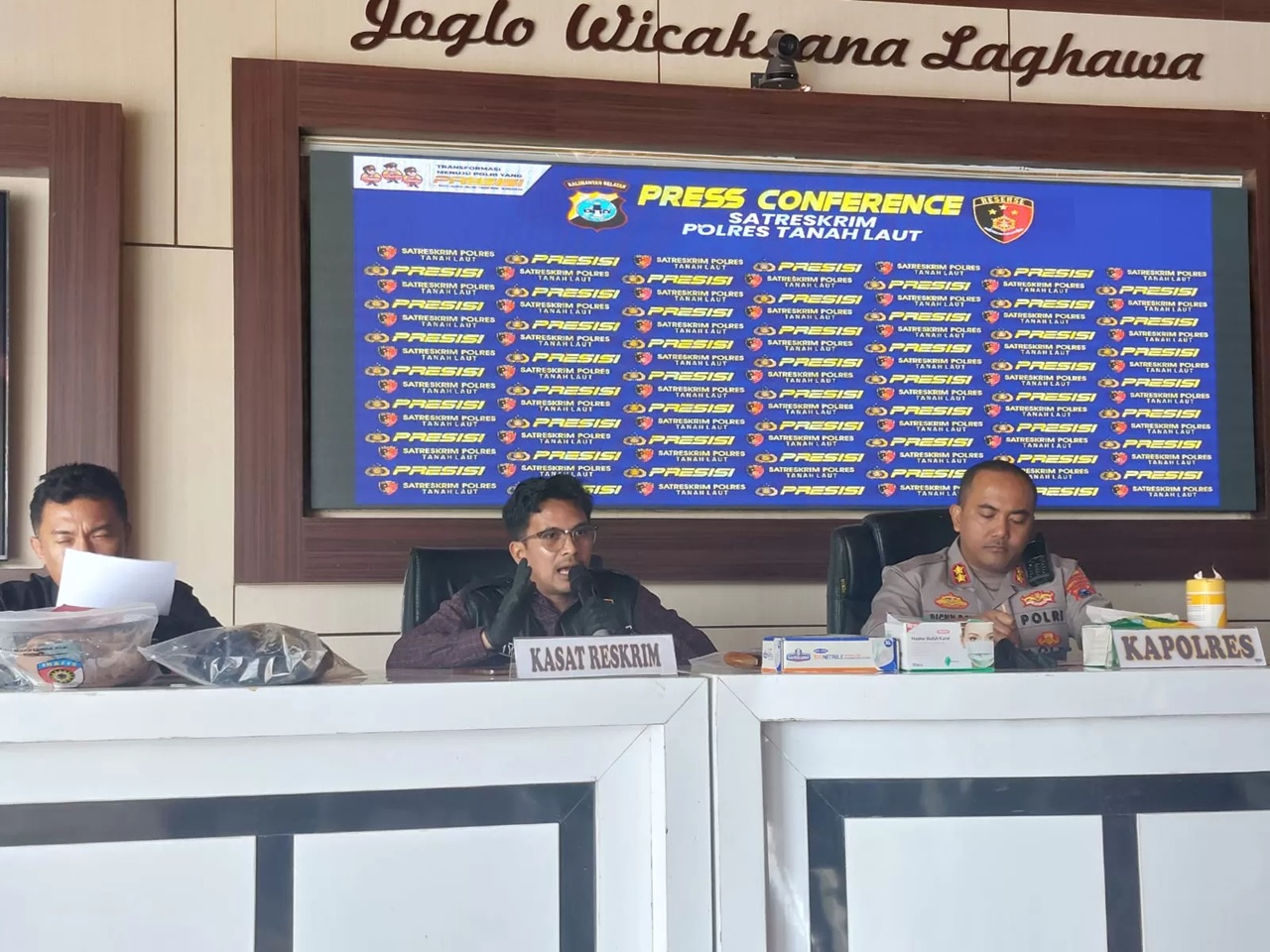 Kasat Reskrim Polres Tala, AKP Cahya Prasada Tuhuteru saat memaparkan kronologi pembunuhan di Camp Sari Embun, Desa Bentok Darat, Kecamatan Bati-Bati.