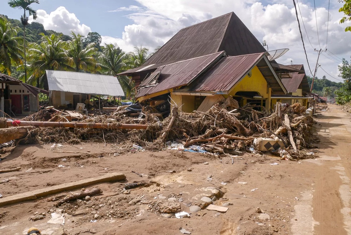 Ratusan rumah yang rusak dan porak poranda akibat di terjang banjir bandang susulan beberapa hari lalu yang terjadi di Nagari Batu Busuk, Padang, Jum