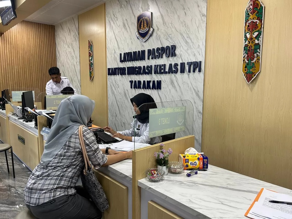 TERBITKAN : Selama 2025 Kantor Imigrasi Kelas II TPI Tarakan menerbitkan 4.424 paspor. (ELIAZAR/RADAR TARAKAN)
