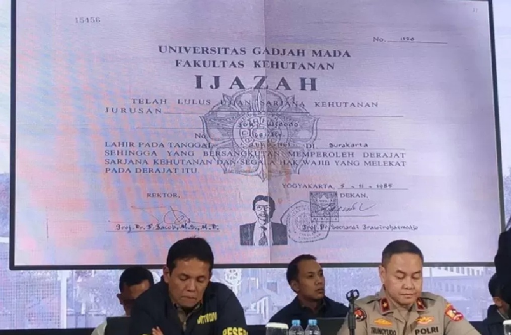 BERI KETERANGAN: Bareskrim Polri saat memberikan pemaparan hasil Labfor terkait ijazah Jokowi. (Jawa Pos)