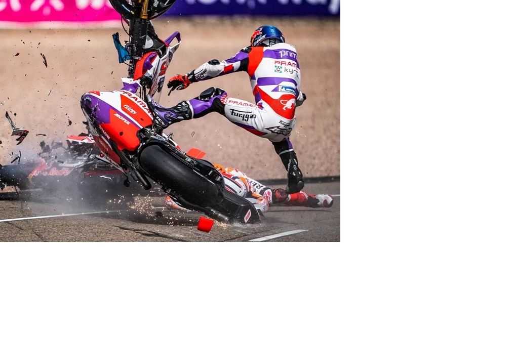 Salah satu insiden kecelakaan dalam balapan MotoGP yang membahayakan keselamatan pembalap. (doc.motogp)