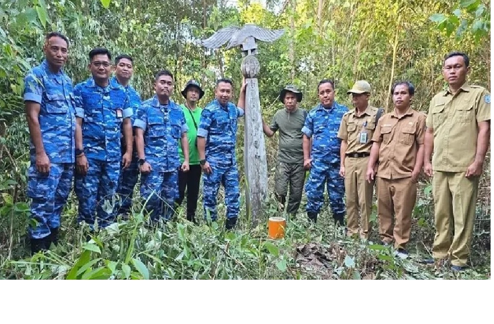 Danlanud Iskandar beserta jajaran dan aparat Pemkab Lamandau, ketika di lokasi bekas lapangan terbang yang pernah beroperasi tahun 1964 di Desa Penyombaan, Kecamatan Delang, Kabupaten Lamandau.