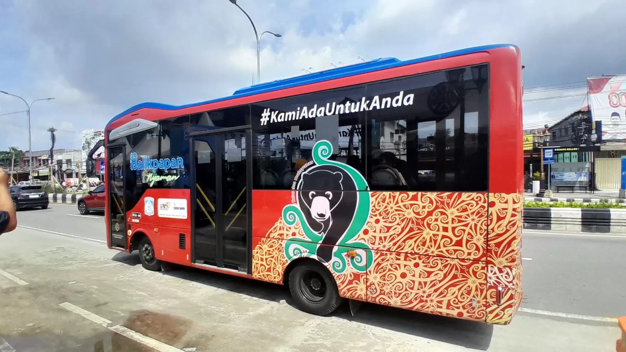 Bus Balikpapan City Trans melintas di kawasan Jalan MT Haryono cukup diminati warga Balikpapan.(IST)