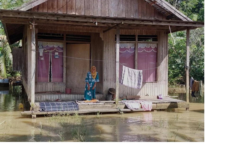 BANJIR: Warga HST hanya bisa sabar dan pasrah menghadapi musihab banjir. (Foto: Jamaluddin/Radar Banjarmasin)