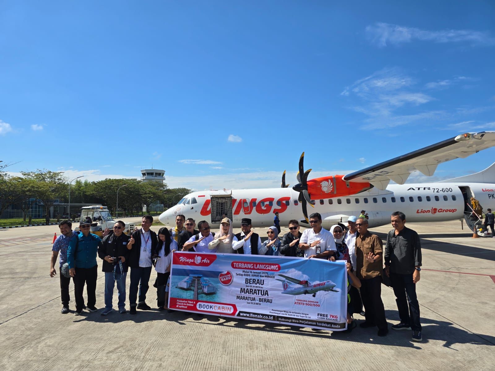 Penerbangan perdana ke Maratua yang diikuti gubernur.