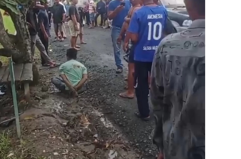 DIAMANKAN: Pelaku pembunuh kakek sendiri berhasil diamankan warga (Tangkap layar video warga)