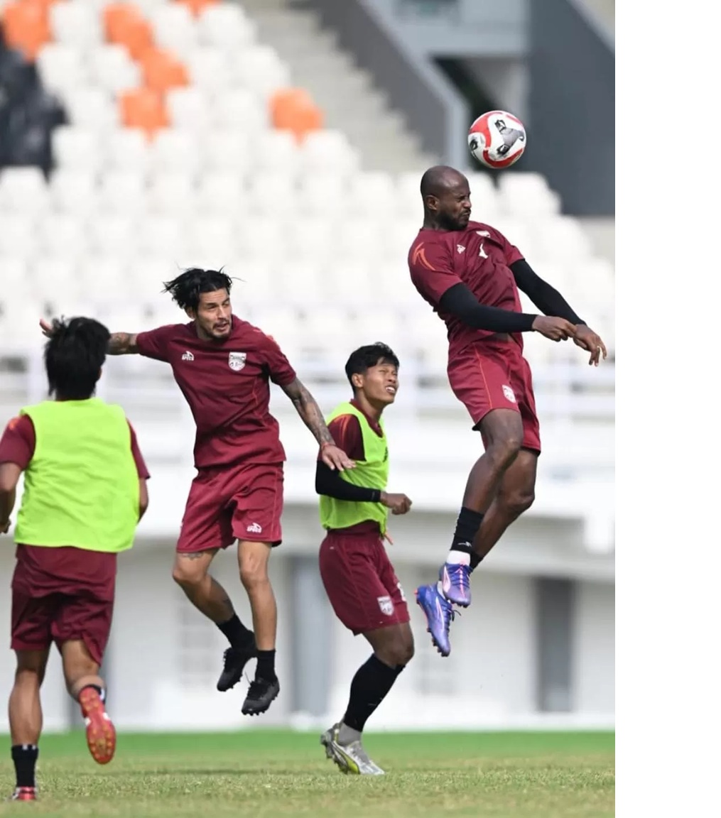 Marcos Astina, salah satu amunisi anyar Borneo FC di putaran kedua tampak serius mengikuti program latihan bersama rekan-rekannya.
