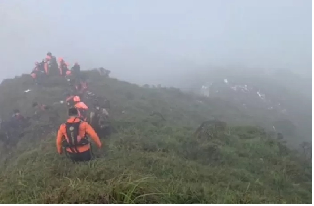 Serpihan pesawat ATR 42-500 ditemukan Tim Basarnas Gabungan di lereng puncak Gunung Bulusaraung, Kabupaten Pangkep, Sulawesi Selatan. (Basarnas)
