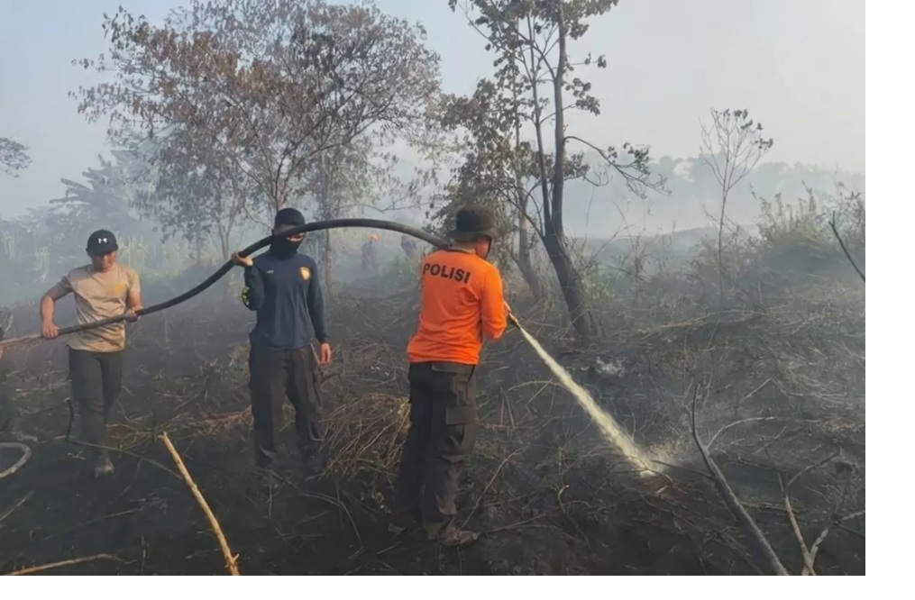 Tim Siaga Karhutla berupaya mendinginkan lahan bekas kebakaran lahan di Kubu Raya pada Sabtu (17/1). (ISTIMEWA)