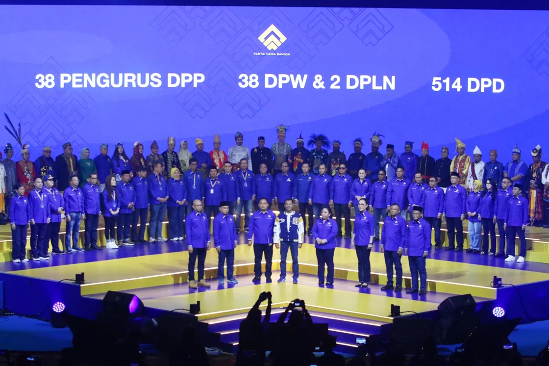 Ketua Umum Partai Gema Bangsa Ahmad Rofiq didampingi jajaran pengurus partai menyampaikan pidato politik saat deklarasi Partai Gema Bangsa di Jakarta, Sabtu (17/1/2026). (Dery Ridwansah/ JawaPos.com)