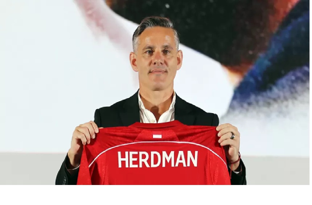 Pelatih Timnas Indonesia John Herdman menunjukkan jersey Timnas pada acara perkenalan pelatih baru Timnas Indonesia di Jakarta, Selasa (13/1/2026). (Dery Ridwansah/ JawaPos.com)
