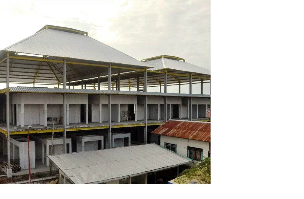 Bangunan rangka proyek Pasar Mangkikit yang masih terhenti kelanjutan pembangunannya. (dok.radarsampit)