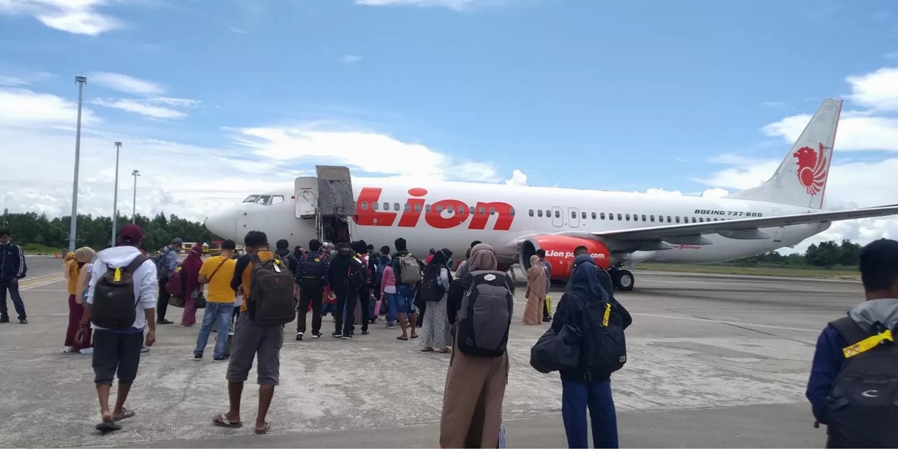 PENYUMBANG : Salah satu penyumbang utama inflasi bulanan berasal dari kenaikan tarif angkutan udara, seiring lonjakan permintaan perjalanan masyarakat pada masa libur akhir tahu (ELIAZAR)