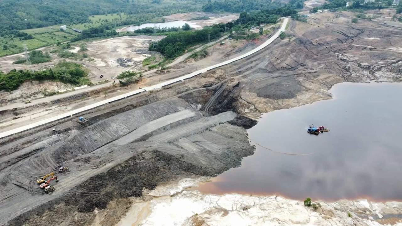 Lubang bekas tambang yang tak direklamasi ini pun semakin meresahkan masyarakat.