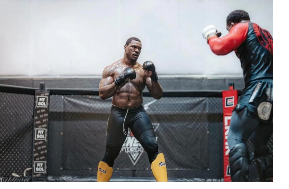 petarung kelas berat Ultimate Fighting Championship (UFC) Mohammed Usman (kiri) menjalani latihan yang dipublikasikan dalam media sosial.