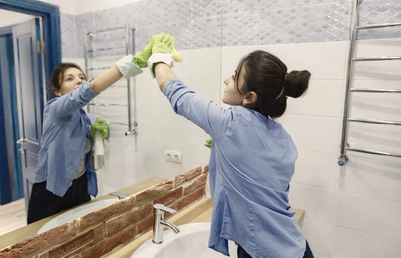 Ilustrasi seseorang membersihkan kamar mandi. (Freepik)