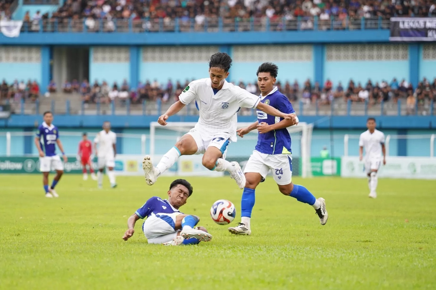 Pemain Persiba Balikpapan, Isfandyar (putih) mendapatkan pengawasan ketat dari pemain Persiku Kudus sepanjang pertandingan. (MO PERSIBA)