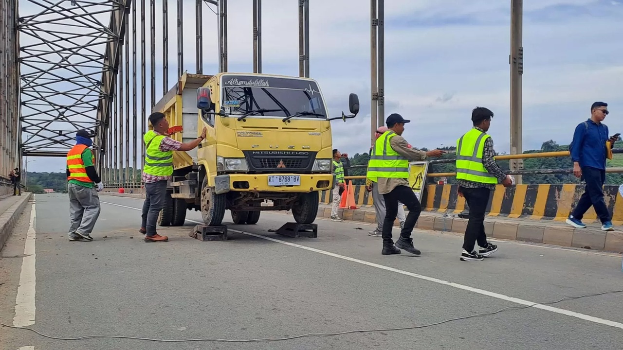 Tim dari Dinas PUPR Kaltim melakukan uji beban terhadap Jembatan Mahulu, terkait layak tidaknya jembatan ini dilalui oleh muatan berbobot diatas 8 ton.
