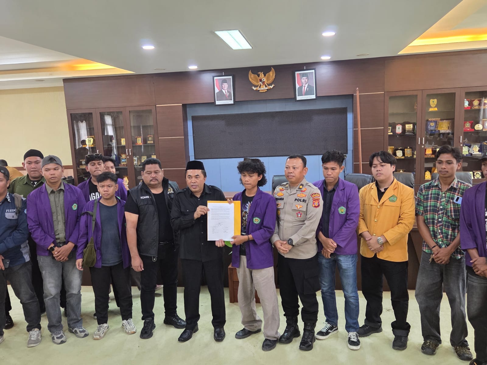 Aksi penolakan Aliansi Mahasiswa Kutai Kartanegara mengenai wacana Pilkada tertutup di DPRD Kukar (Elmo/Prokal.co)