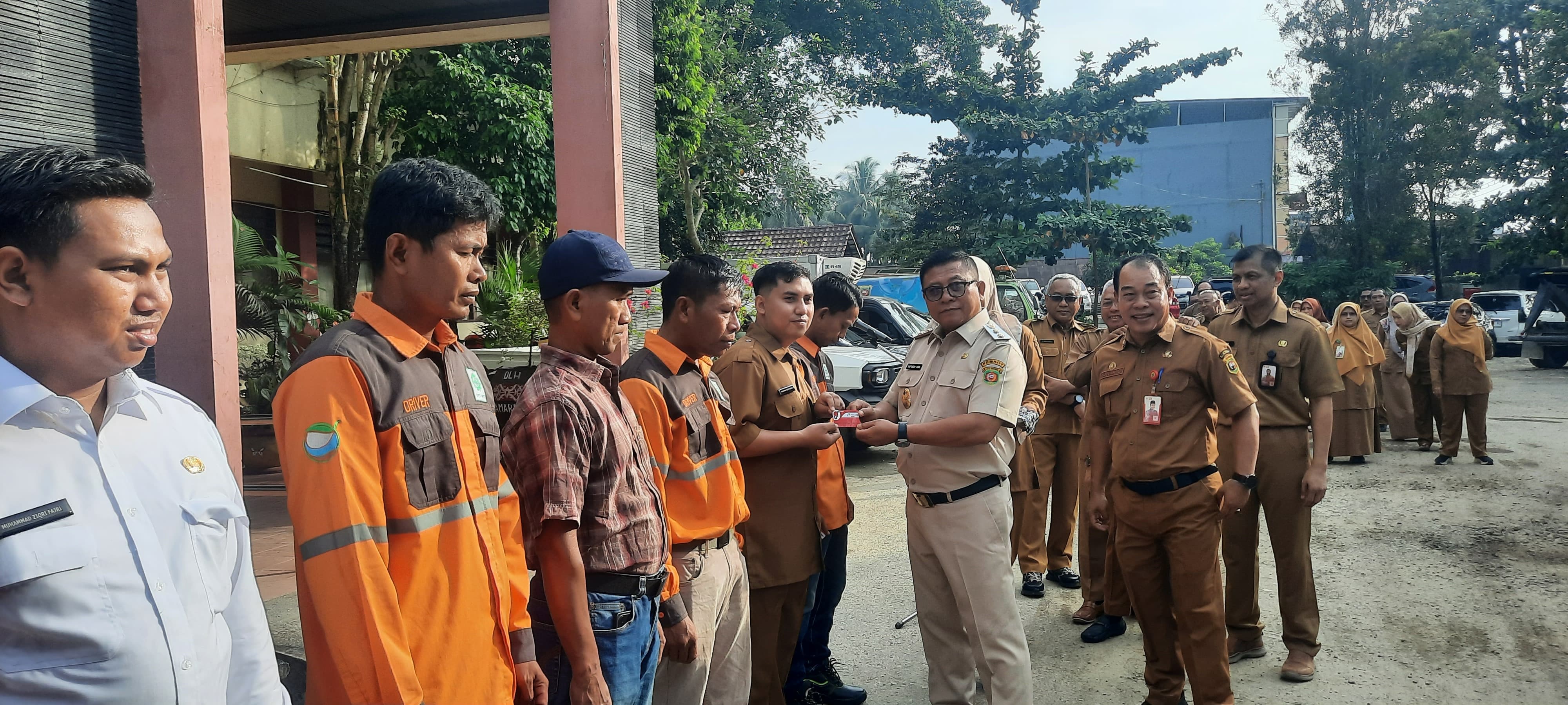 Penyerahan secara simbolis kartu Pas RFID di DLH Samarinda.