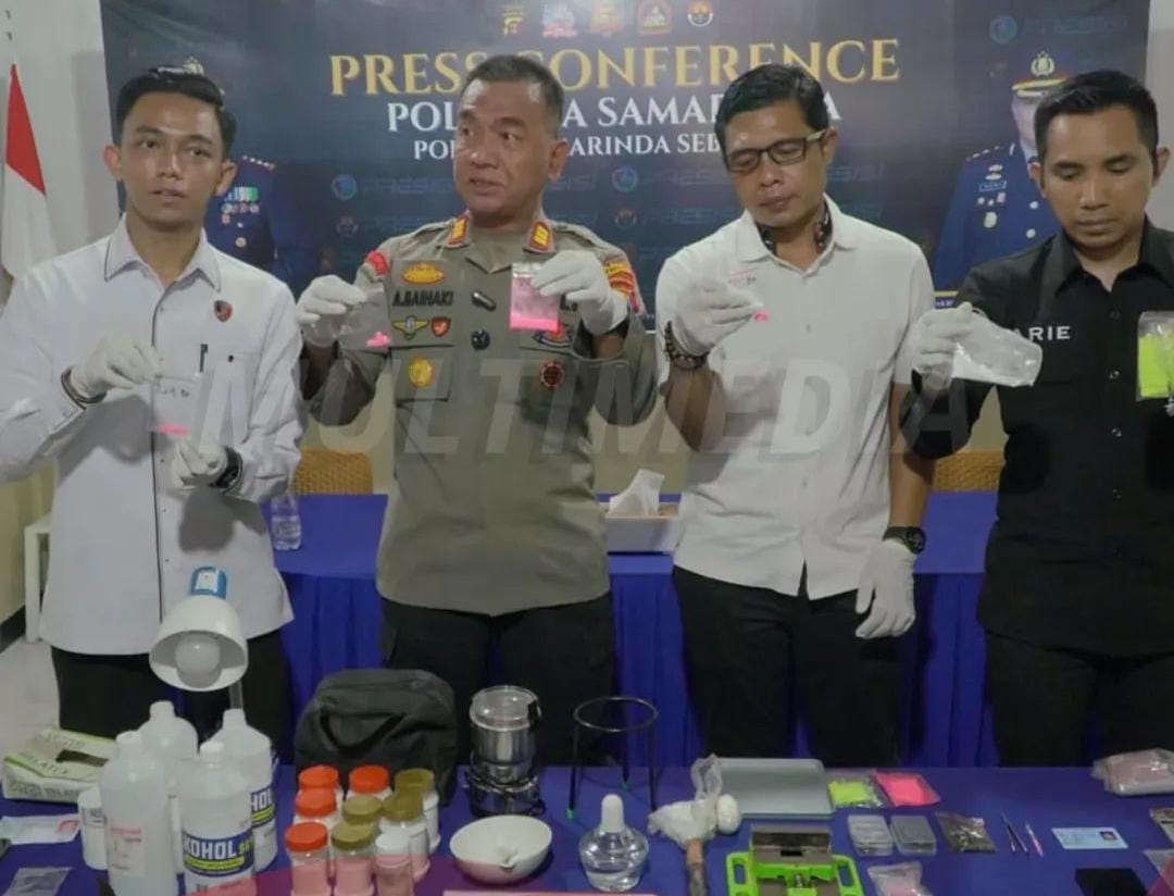 Polisi beberkan barang bukti.