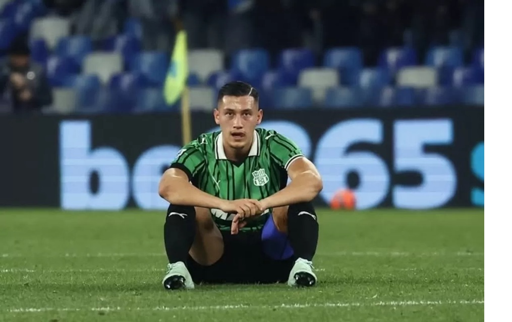 Pemain Sassuolo yang juga kapten Timnas Indonesia, Jay Idzes, sukses mematikan pergerakan pemain Napoli, Rasmus Hojlund. (Instagram/@sassuolo)