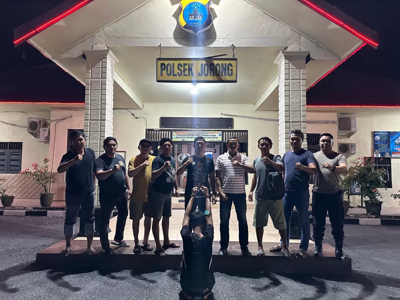 AR (jongkok), pelaku perampokan berpistol di sebuah rumah di Desa Simpang Empat Sungai Baru, Kecamatan Jorong, Tanah Laut, Sabtu (17/1/2026). (Polsek Jorong untuk Radar Banjarmasin)