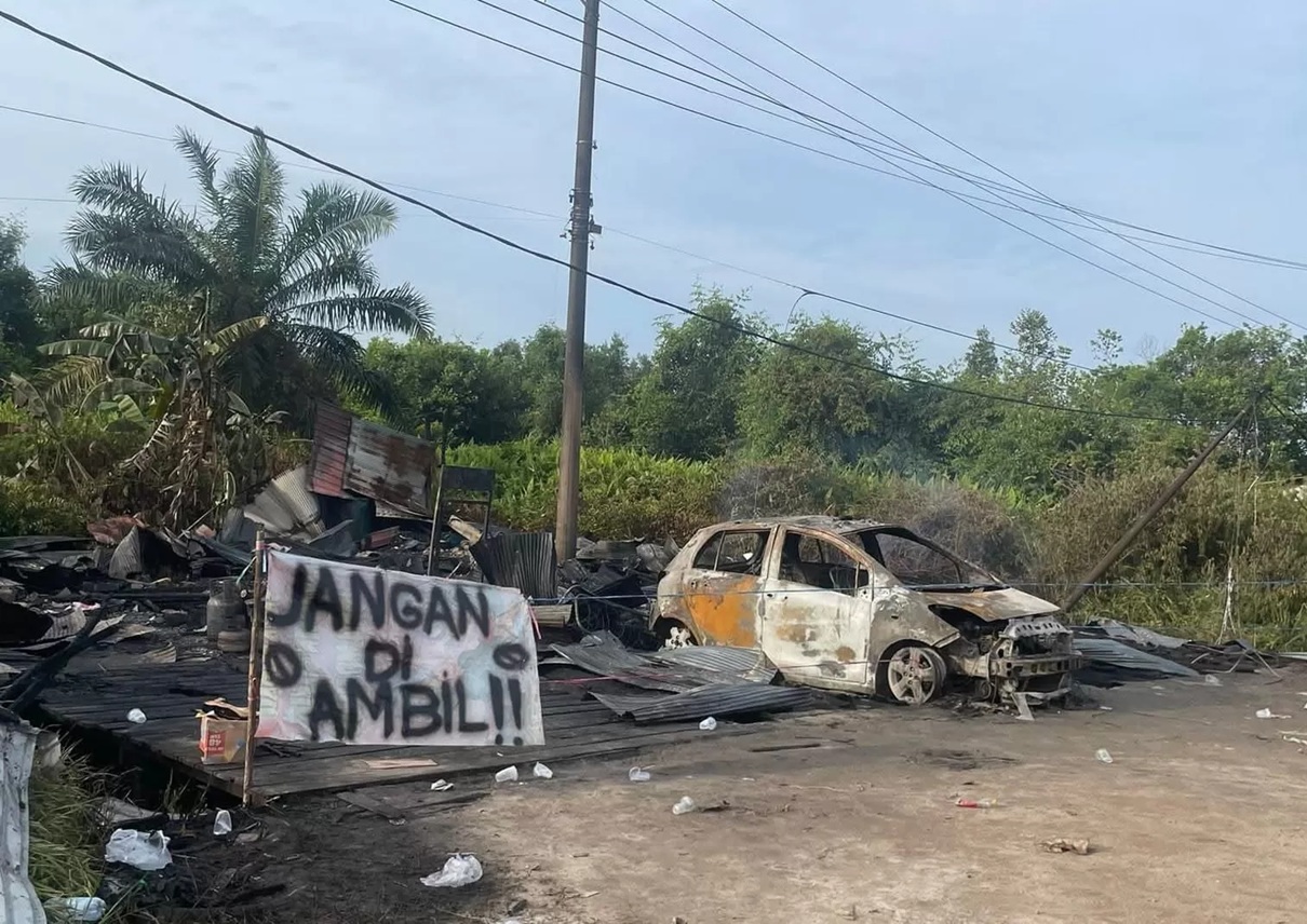 Puing kebakaran warung yang menjual BBM eceran dan mobil di Jalan Jenderal Sudirman Kilometer 4 Sampit. (Facebook :Tia Veysa/Radar Sampit)