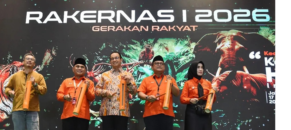 Ketua Umum Gerakan Rakyat Sahrin Hamid (kedua kiri) bersama Anggota Kehormatan Anies Baswedan (tengah). (ANTARA)