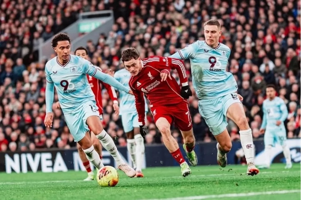 Pemain Liverpool Florian Wirtz dikepung para pemain Burnley dalam laga Premier League di Anfield. (Instagram/@liverpool)