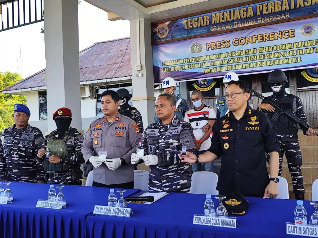 DIBEKUK: Komandan Lanal Nunukan, Kolonel Laut (P) Primayantha Maulana Malik bersama saat memperlihatkan barang bukti yang diamankan dari P. (ASRULLAH/RADAR TARAKAN)