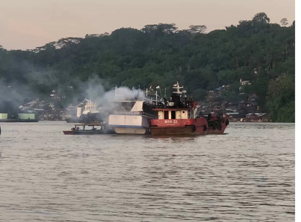 Penumpang dievakuasi usai kapal wisata mengalami kebakaran saat berlayar di Sungai Mahakam, Samarinda. (Ist)