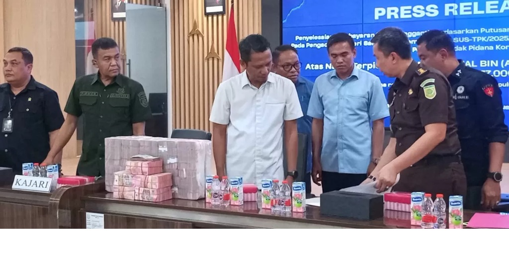 Kajari Samarinda, Firmansyah Subhan menyerahkan UP kerugian negara kepada Perusda BKS, yang angkanya menyentuh miliaran rupiah.