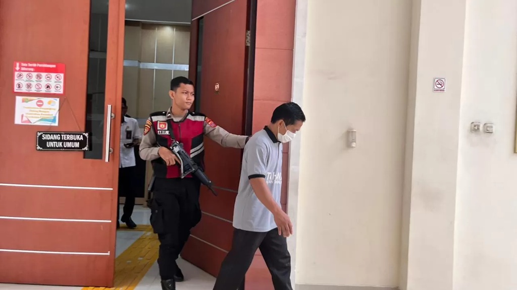 DIGIRING: Julius dikawal ketat saat meninggalkan ruang sidang di Pengadilan Negeri Tanjung Redeb. (BERAU POST)