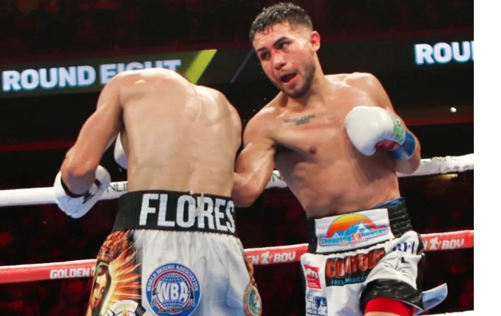 Jorge Chavez (kanan) menyerang lawannya Manuel Flores pada laga ulang kelas bantam super World Boxing Association (WBA).