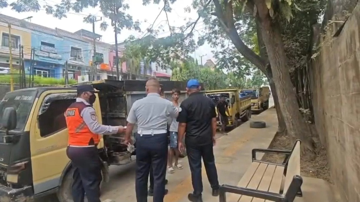 Deretan kendaraan parkir di Jalan Letjen Suprapto, Samarinda Ulu, ditertibkan Dinas Perhubungan Kota Samarinda. (kis)