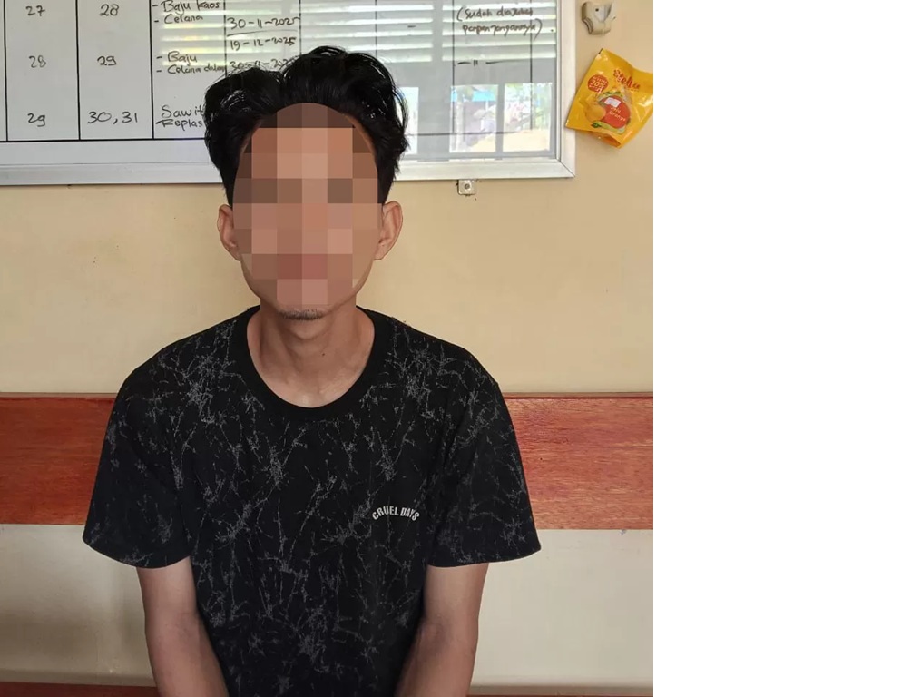 Ucok (23) pelaku pencurian alat pengeras suara masjid diamankan di kantor polisi. (POLRES KOTIM /RADAR SAMPIT)