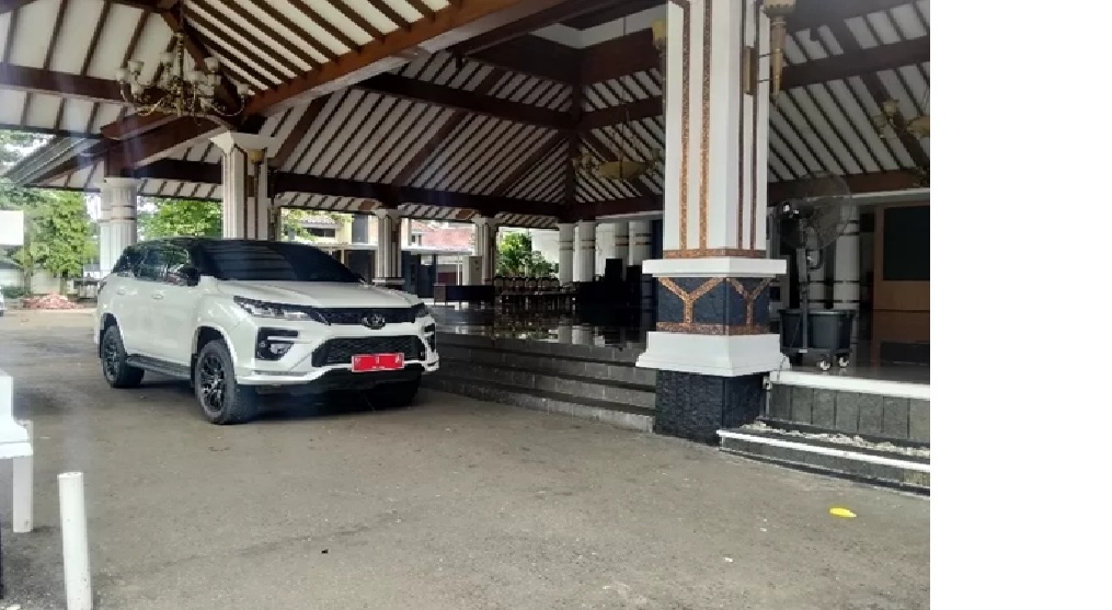 MANDEK: Mobil dinas Bupati Sudewo parkir di depan Pendapa Pati pada Senin (19/1).