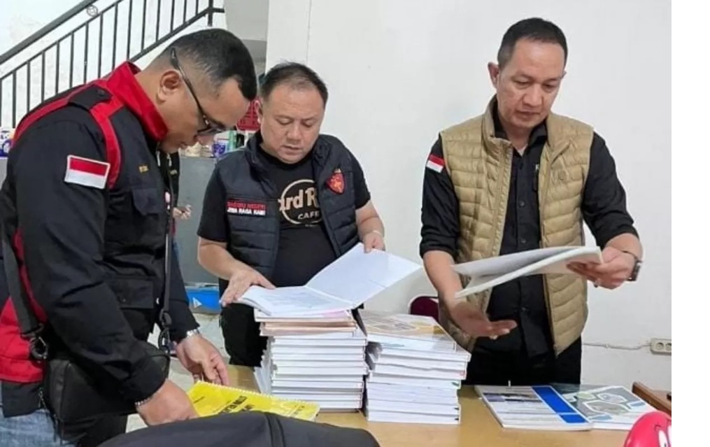 Tim penyidik Kejati Kalbar menggeledah sejumlah lokasi kantor PT Dinamika Sejahtera Mandiri (PT DSM) Site Desa Teraju, Kecamatan Toba, Kabupaten Sanggau, Senin (19/1). (ISTIMEWA)